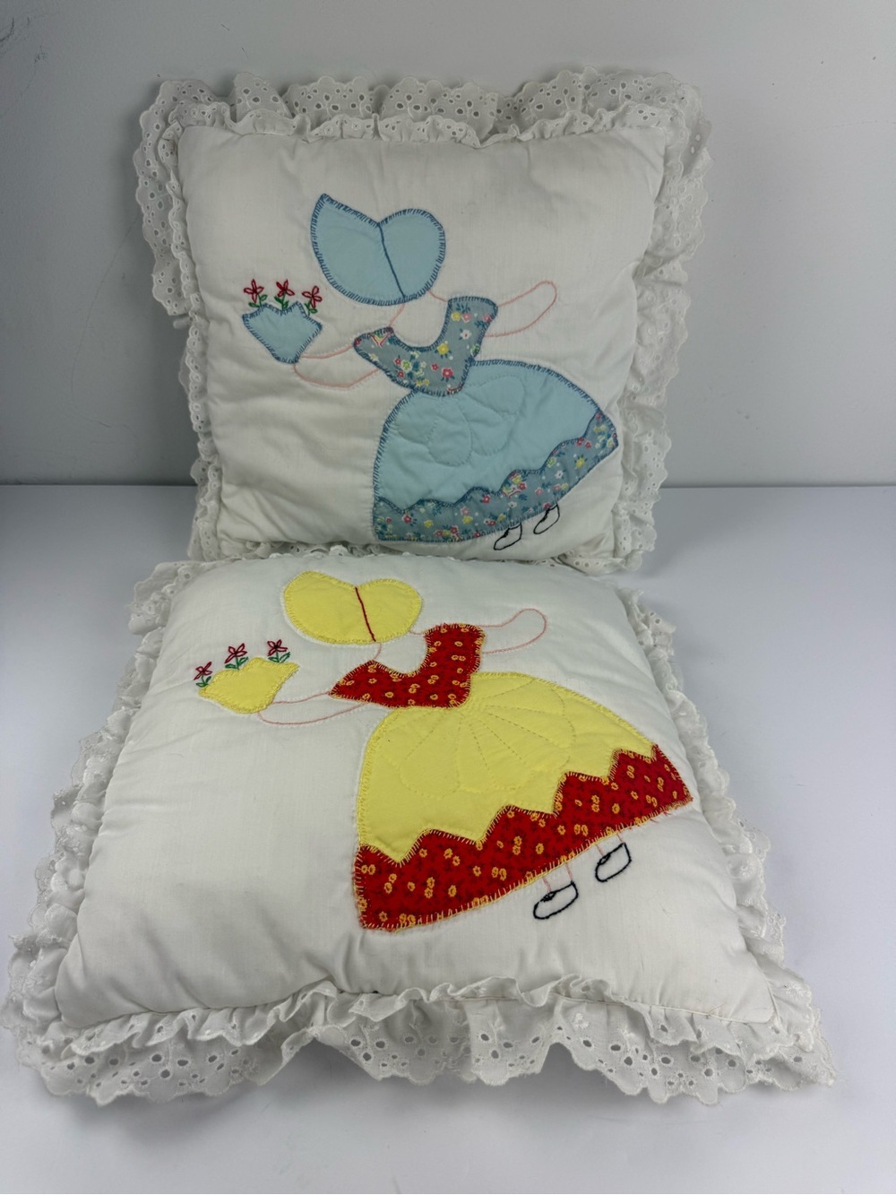 VTG Handmade Sunbonnet Sue Applique Throw Pillows Eyelet Lace Pair Granny Core